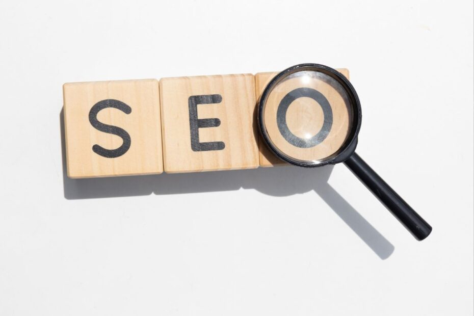 SEO on-page para afiliados representado por blocos de madeira com lupa destacando a letra O