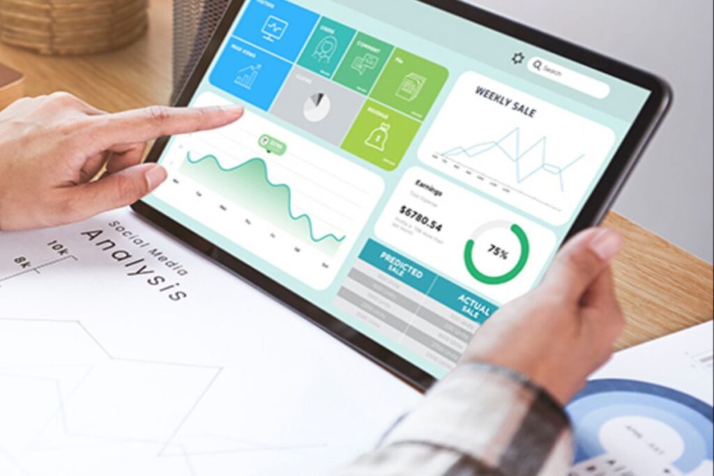 Dashboard de análise de desempenho em tablet, otimização de SEO on-page para afiliados, estratégias de marketing digital, monitoramento de vendas e tráfego de site