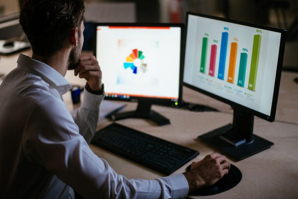 Profissional de marketing digital analisando gráficos e métricas de desempenho no Marketing de Afiliados do Zero.