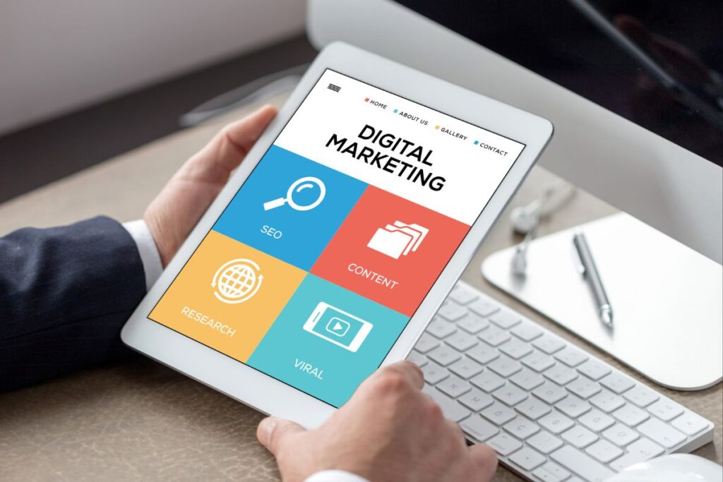 Tablet com o termo Digital Marketing (Marketing Digital) e ícones de SEO, conteúdo e viral, ferramentas-chave para o afiliado.