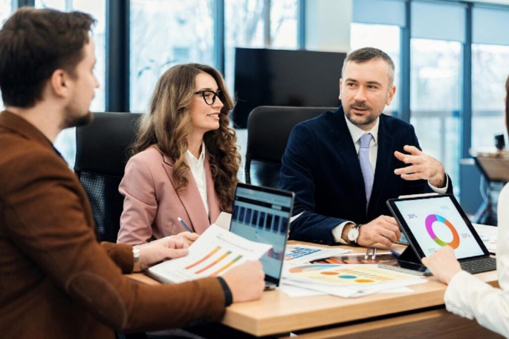 Reunião de afiliados Monetizze analisando relatórios de vendas e estratégias de marketing digital