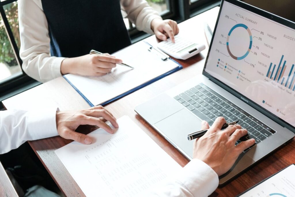 Afiliados analisando relatórios financeiros e métricas de conversão de vendas digitais