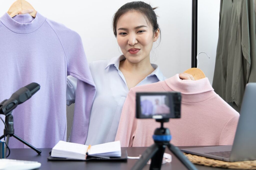 Afiliada demonstrando produtos em uma live para promover vendas em plataformas de afiliados.