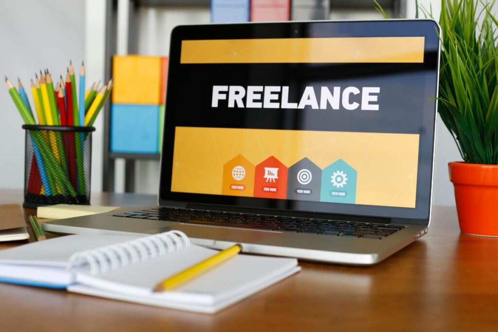 Laptop com a palavra "FREELANCE", representando a liberdade do marketing de afiliados e a flexibilidade de trabalhar como autônomo em plataformas de afiliação.