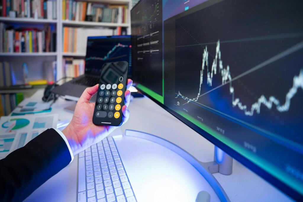 Análise de dados de desempenho em um monitor e celular, mostrando a otimização de campanhas de marketing de afiliados para maximizar os lucros em programas de afiliação.
