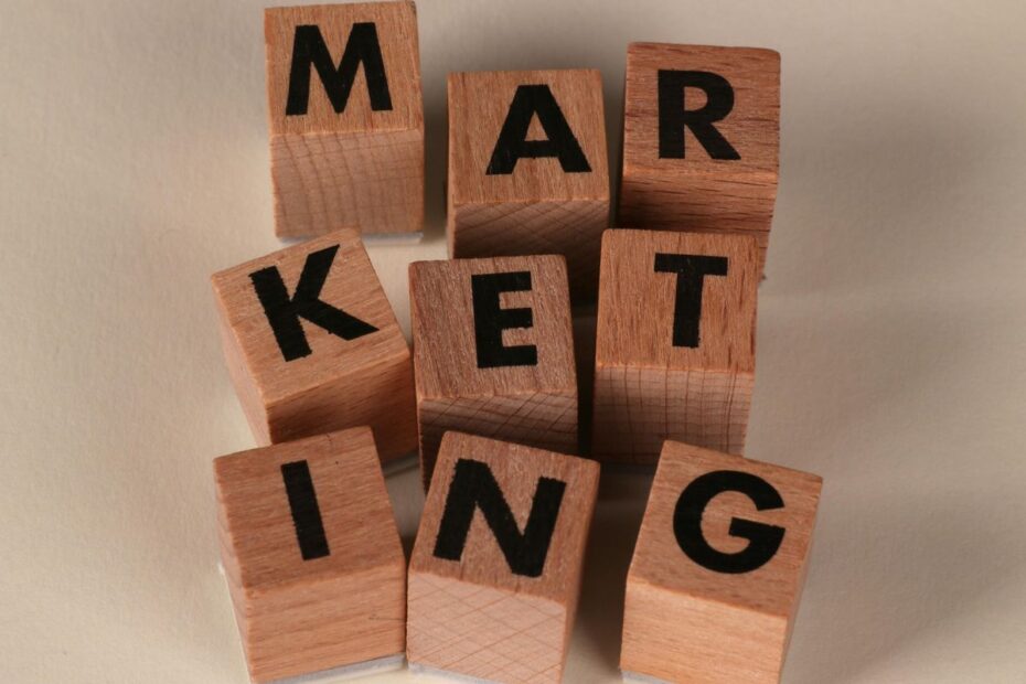 Blocos de madeira formando a palavra "MARKETING" representando a realidade dos negócios digitais e marketing de afiliados