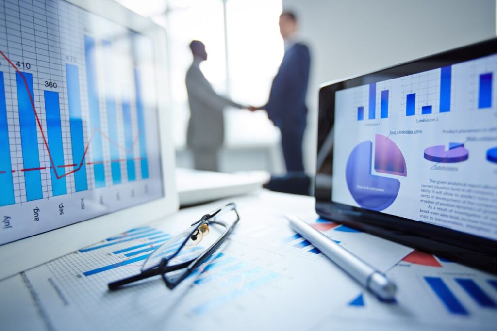 Análise de dados e métricas de marketing de afiliados mostrando a realidade dos resultados através de gráficos, relatórios e profissionais em reunião