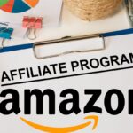 O título do programa de afiliados da Amazon em um tablet, com uma análise de gráfico e notas de dinheiro.