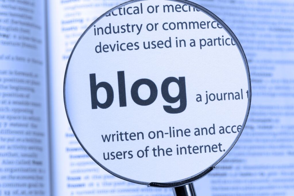 Lupa sobre o termo "blog", destacando a importância das ferramentas para blog.