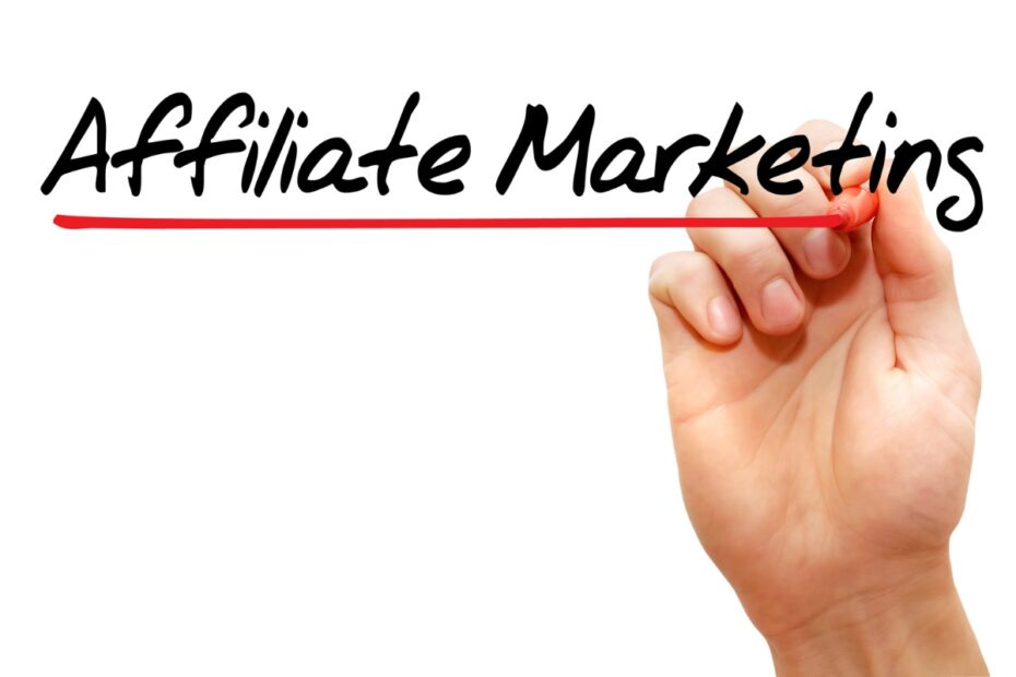 "Affiliate Marketing" escrito em um quadro branco, uma palavra-chave para quem busca vender online e explorar um nicho de mercado.
