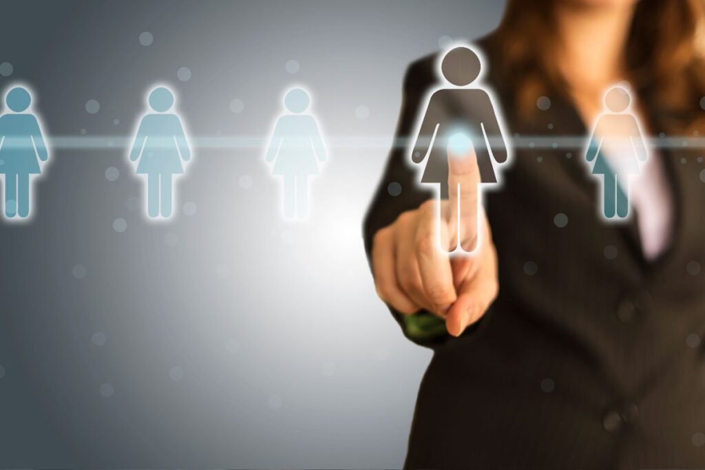 Mulher selecionando público-alvo usando recursos de segmentação de plataformas de afiliados