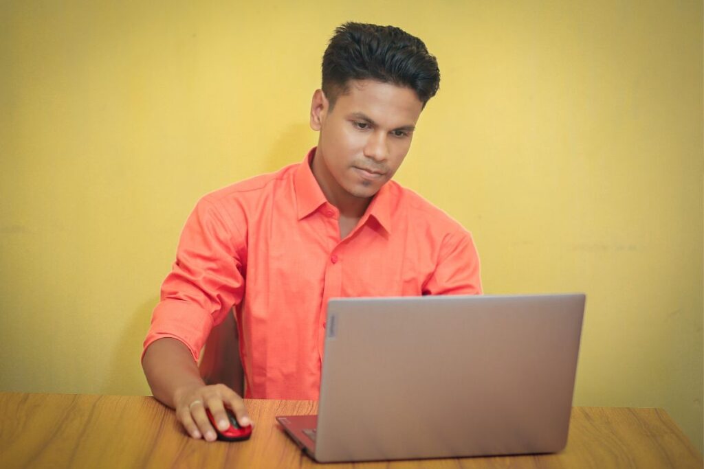 Jovem afiliado revisando um computador, focado em entender a terminologia de campanhas e análises.