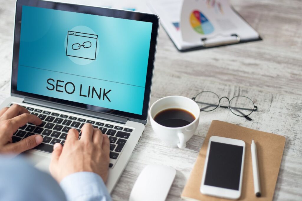 Otimização de SEO e Link Building no laptop, profissional trabalhando em estratégia de construção de links