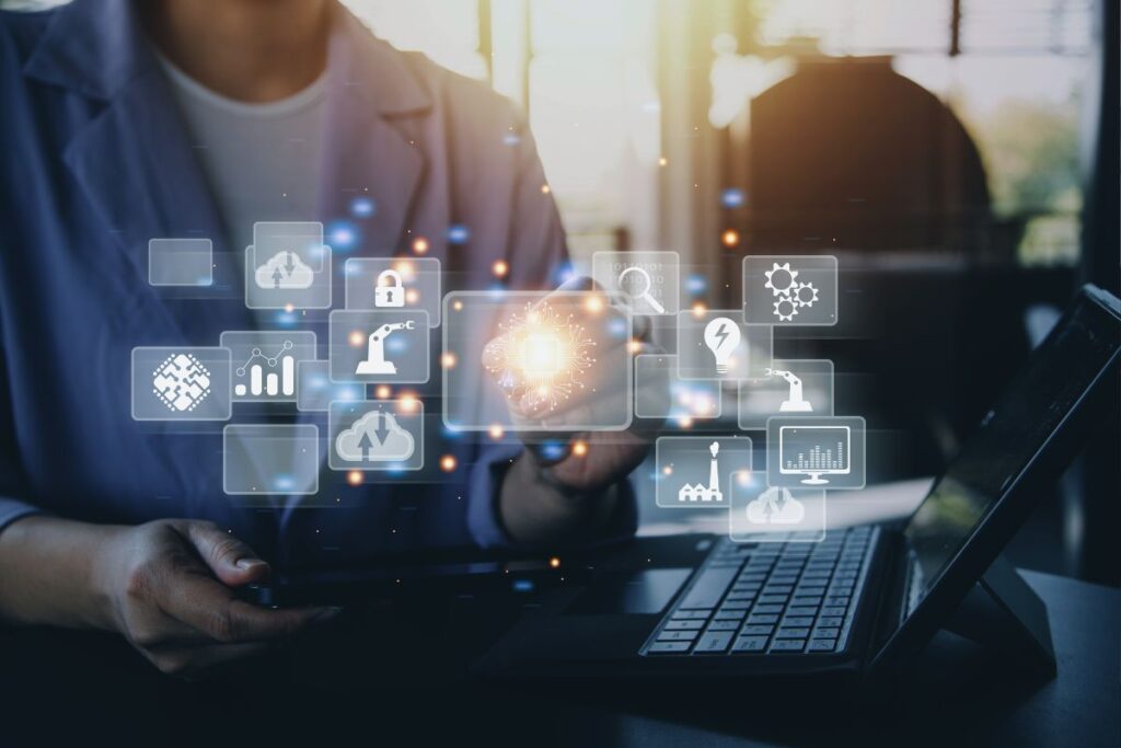 Profissional interagindo com painel virtual de ícones (nuvem, engrenagem, robô), representando a gestão de dados para fidelização.