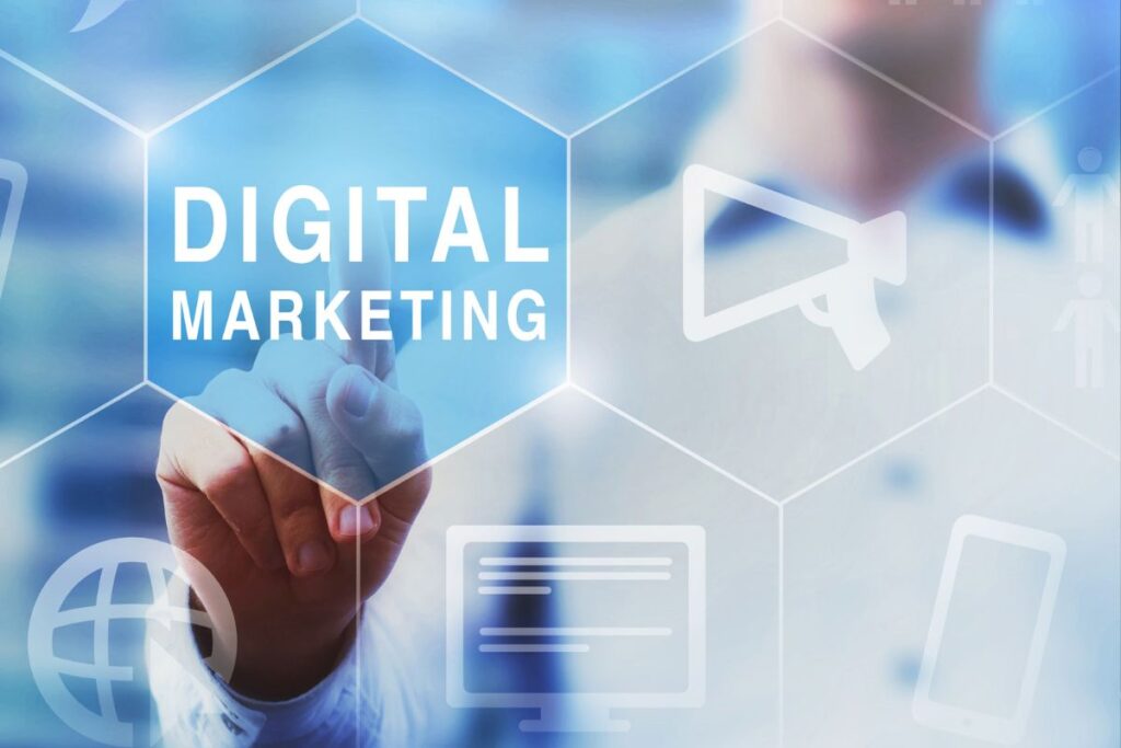 Mão tocando uma tela futurista com a palavra DIGITAL MARKETING, focando no marketing.