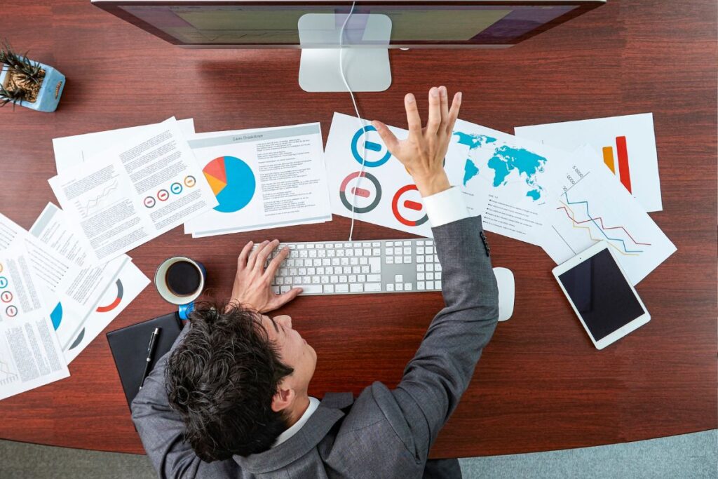 Afiliado analisando dados complexos de produtos e marketing