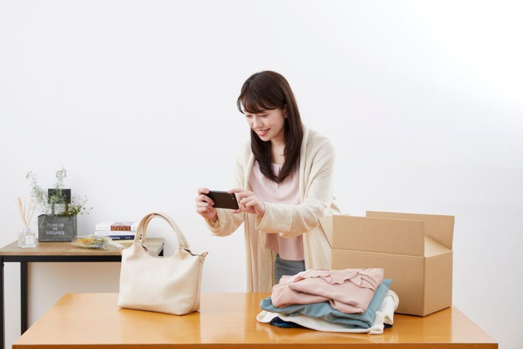 Mulher afiliada fotografando para avaliação online