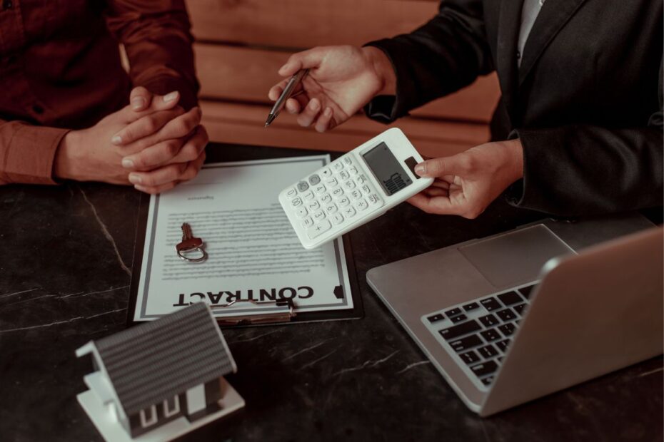 Afiliado e cliente analisando detalhes de venda de produtos