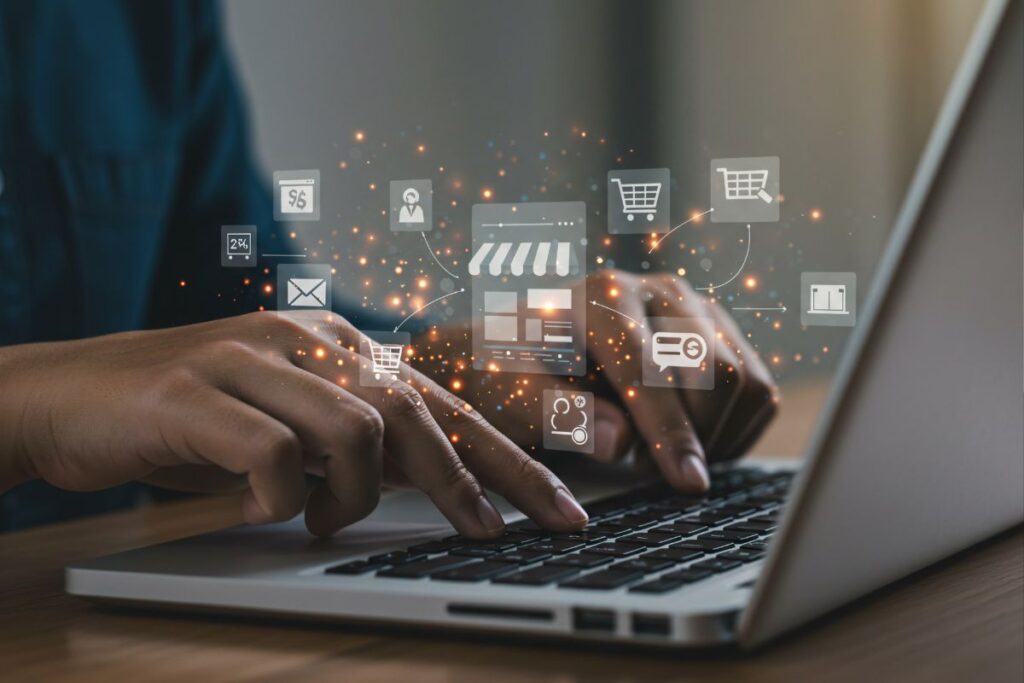 Digitando em um laptop com projeção de ícones de e-commerce, resolvendo o problema de encontrar produtos e serviços online.