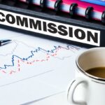 Visão de perto de uma pasta de arquivo "COMMISSION" sobre um gráfico de desempenho financeiro, representando a análise das comissões e taxas de afiliados.