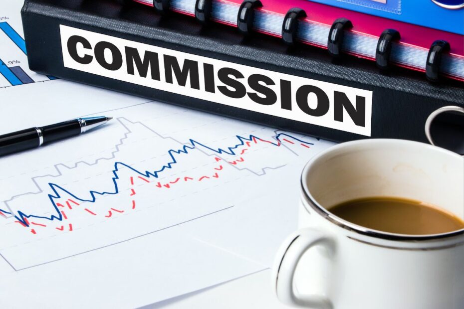 Visão de perto de uma pasta de arquivo "COMMISSION" sobre um gráfico de desempenho financeiro, representando a análise das comissões e taxas de afiliados.
