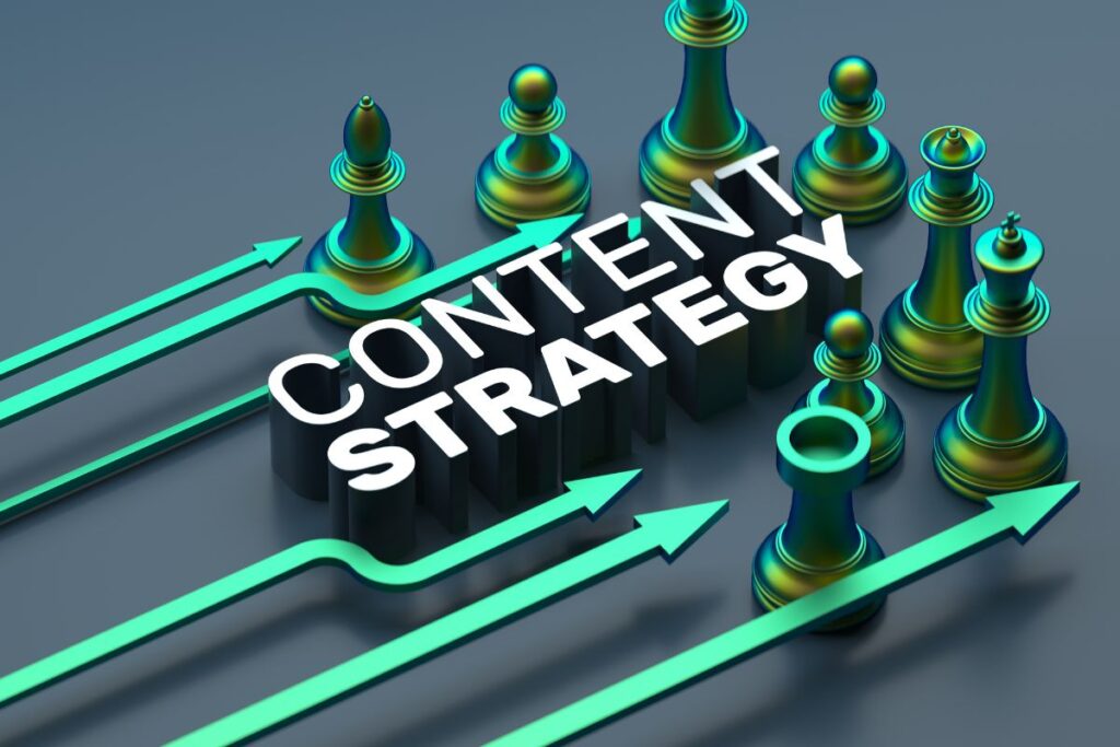 Peças de xadrez cercando a frase CONTENT STRATEGY com setas verdes, simbolizando o planejamento e a importância do jogo estratégico para afiliados.