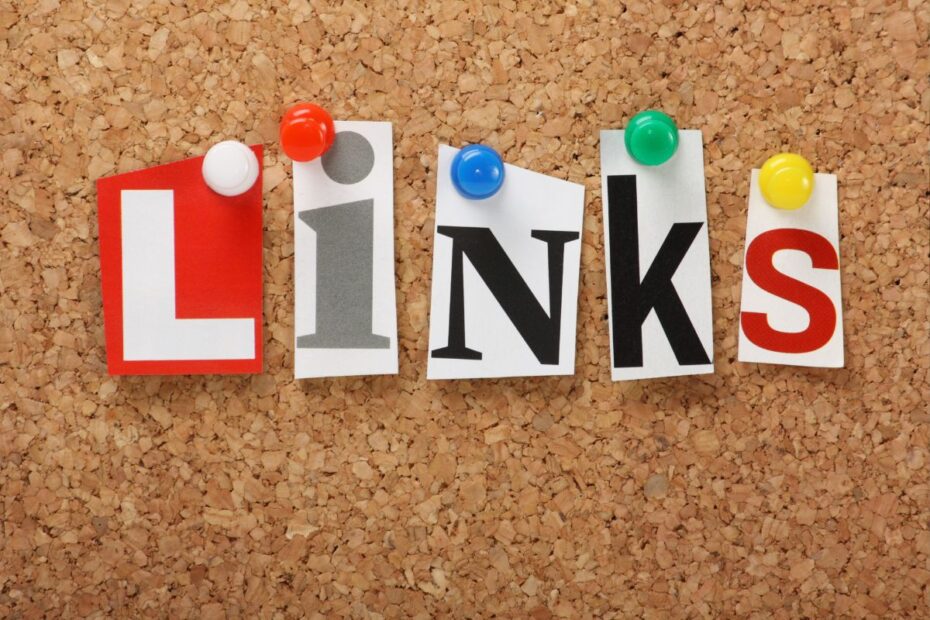 Painel de cortiça com letras coloridas formando a palavra “links”, representando o conceito de link de afiliado e conexões online.