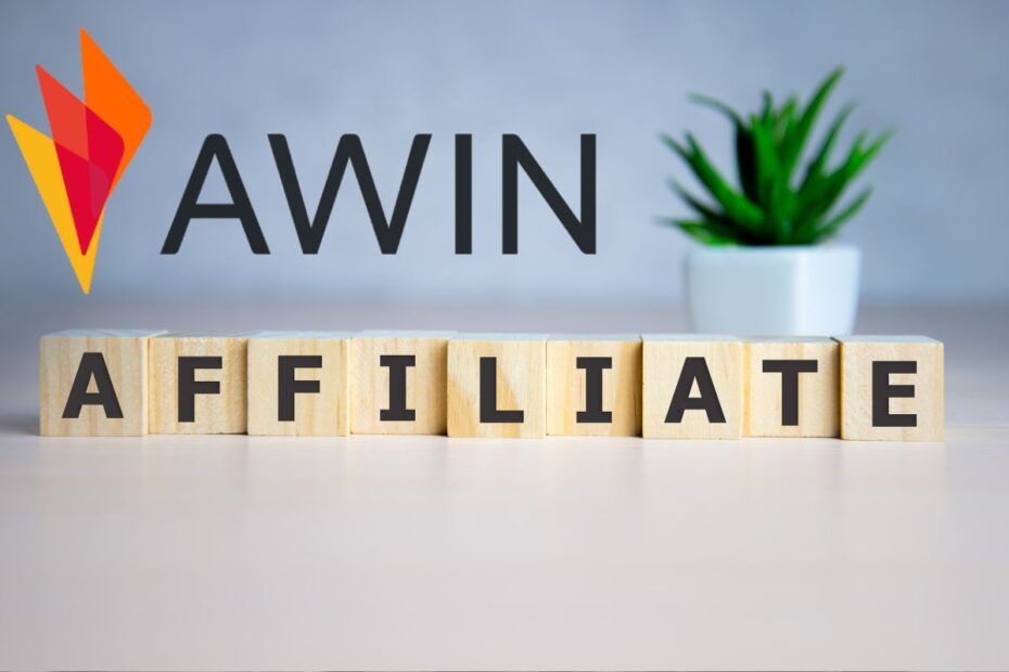 Logo da Awin sobre blocos de madeira soletrando a palavra "AFFILIATE" (afiliado), representando a rede de afiliados.