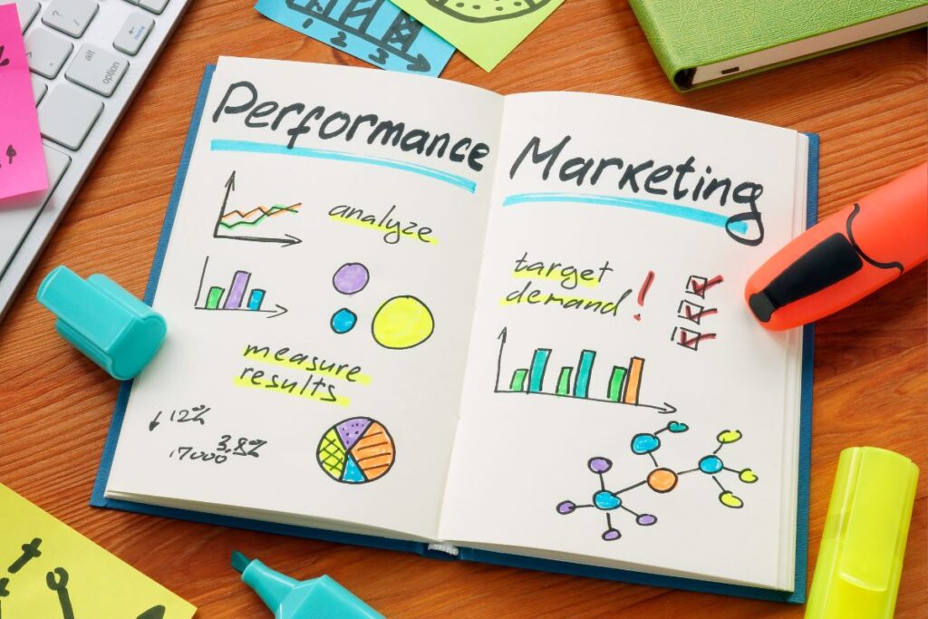 Imagem conceitual mostrando um bilhete fixado em quadro de cortiça com as palavras 'Products & Services' escritas à mão, simbolizando a importância da seleção estratégica de produtos e serviços no marketing de afiliados. Esta representação visual ilustra o foco necessário na curadoria de ofertas que agregam valor genuíno aos tutoriais e guias para afiliados.