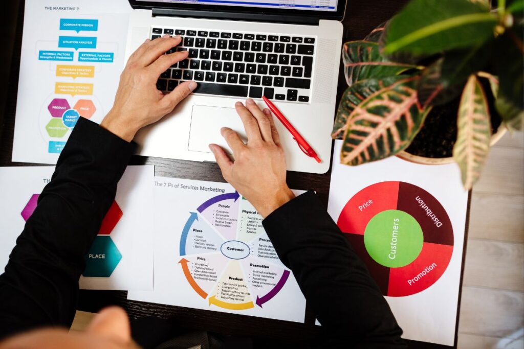 Representação visual em nuvem de palavras 3D com destaque para 'Viral Marketing' cercado por termos relacionados como email, competitors, viral, networking services, advergames, buzz, technology, webpage e brand awareness. A imagem ilustra as diversas estratégias de divulgação e promoção disponíveis para afiliados que criam tutoriais sobre produtos e serviços digitais. O conceito visual enfatiza a importância de usar múltiplos canais e técnicas de marketing para maximizar o alcance e conversão de conteúdo educacional sobre ofertas de afiliados, incluindo SEO, email marketing, redes sociais e estratégias virais.