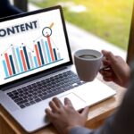 Analisando o desempenho de conteúdos digitais para afiliados em um gráfico de barras no laptop para otimização de SEO.