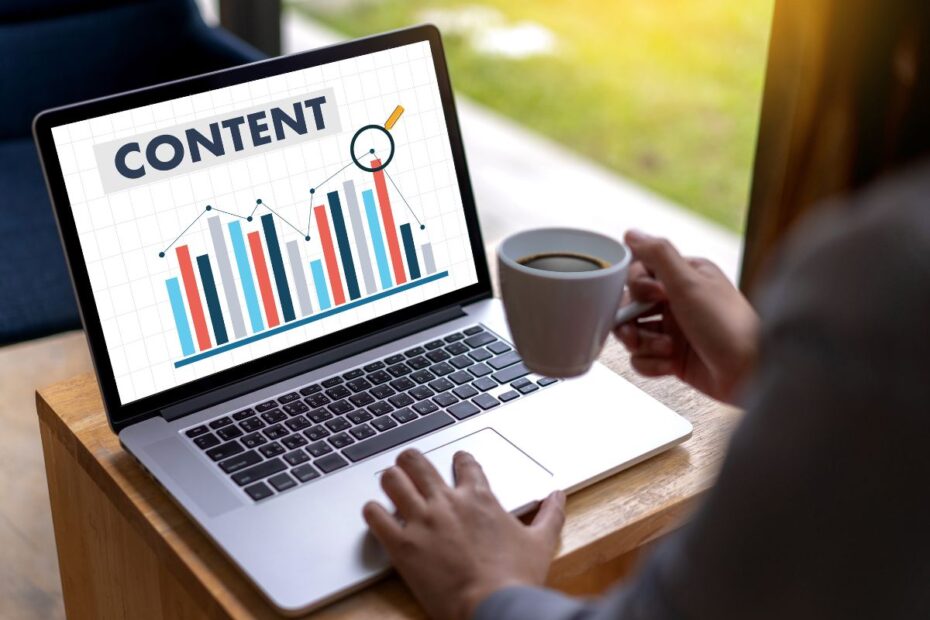 Analisando o desempenho de conteúdos digitais para afiliados em um gráfico de barras no laptop para otimização de SEO.