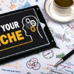 Um tablet sobre gráficos de negócios exibindo uma busca no Google com a frase "FIND YOUR NICHE" (Encontre seu nicho). O nicho como estratégia digital.