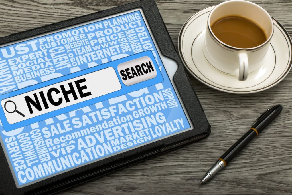 Tablet exibindo uma barra de pesquisa com a palavra NICHE (nicho) em destaque, rodeada por termos de marketing.