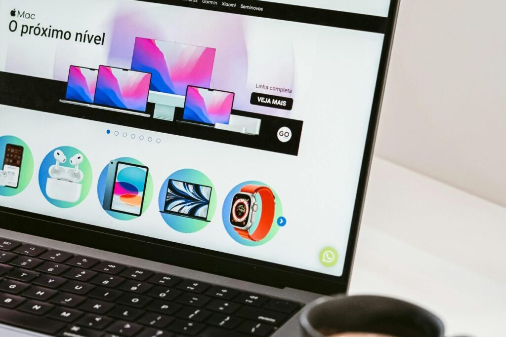 Loja virtual exibida em notebook ilustrando estratégias de tráfego orgânico e aumento de visitas sem anúncios