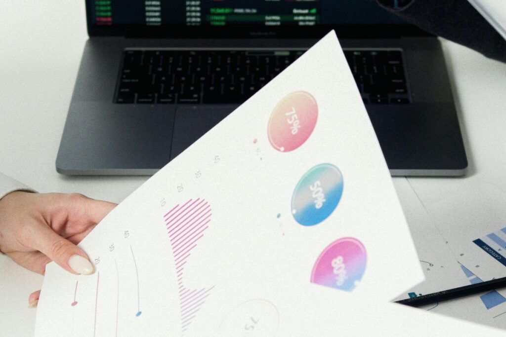 Análise de métricas de tráfego orgânico em relatório com gráficos e desempenho de visitas