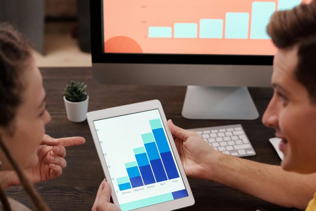 Crescimento do tráfego orgânico analisado em gráfico digital mostrando aumento de visitas ao longo dos meses
